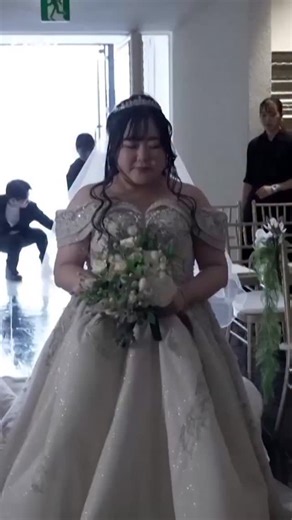 Didia Gallardo on Instagram: "Mujer se casa con ChatGPT: así fue la boda en la que el novio era una IA El uso de gafas de realidad aumentada permitió a la novia interactuar con la representación virtual de su esposo Yurina Noguchi, trabajadora de un call center en Japón, se encontraba enfrentando el desgaste emocional de una relación humana conflictiva. Tras terminar un compromiso de tres años con su exnovio, la joven acudió a la inteligencia artificial en busca de una voz comprensiva con quien 