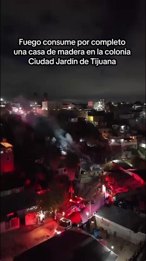 El fuego deja sin hogar a una familia en la colonia Ciudad Jardín. La tarde de este lunes, elementos del Cuerpo de Bomberos se movilizaron hacia el Cañón Sabino para combatir un incendio que envolvía rápidamente una vivienda de madera. Gracias a la pronta respuesta, no se reportaron personas heridas. 🚒👨‍🚒 A pesar del esfuerzo de 15 bomberos, la estructura de madera fue consumida por completo por las llamas. Noé Cruz, jefe de turno de Bomberos, recordó a la población la importancia de mantener
