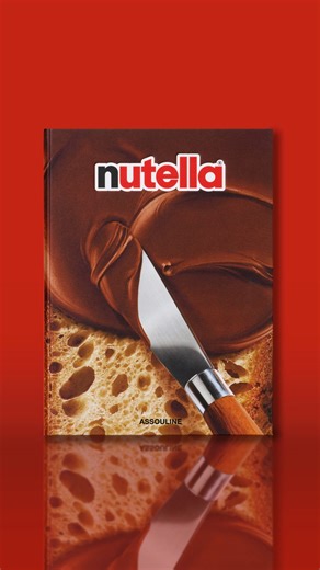 De ses origines italiennes aux tables du petit-déjeuner dans le monde entier, Nutella raconte une histoire de savoir-faire, d’innovation continue et de positivité partagée à travers les générations. Nous sommes ravis de célébrer le lancement de « Nutella® », un nouveau livre publié par Assouline, rendant hommage à six décennies d’histoire et d’iconicité. #Assouline #nutella #spreadanutellasmile #worldnutelladay | Nutella