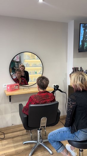 💆‍♀️ Marre de galérer le matin avec tes cheveux ? Ton brushing tient à peine 15 minutes ? Tu ne sais jamais quelle brosse ou quel produit utiliser ? 😩 Pas de panique, on a la solution pour toi ✨ Le vendredi 14 novembre à 17h30, on organise une soirée “Apprendre à se coiffer seule” au salon ! Au programme : 💇‍♀️ Des conseils personnalisés selon ton type de cheveux 🪮 Les bons gestes pour un brushing qui tient (vraiment !) 💁‍♀️ Nos astuces et secrets de pros pour booster le volume et la brilla