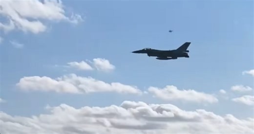 Кадри с двата F-16 Block 70 над Варна