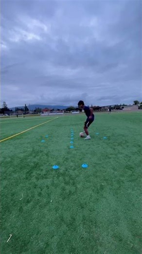 Drill To Improve Dribbling In Tight Spaces! ⚽🔥🔄🎬 ‪@Colintakahashi‬