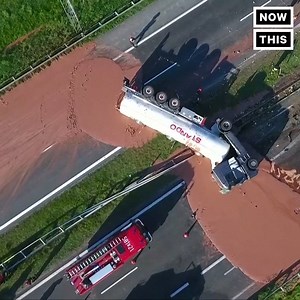 This truck crash dumped 12 tons of pure chocolate onto the highway | NowThis