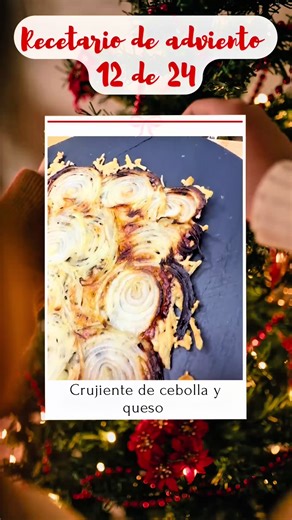 Día 12 del calendario de Adviento: crujiente de cebolla y queso 🧀✨ Una receta rápida, adictiva y perfecta para picar esta Navidad. Ingredientes: Queso Emmental Queso parmesano 1 cebolla Orégano (u otra especia) AOVE Elaboración: Formamos un rectángulo con los quesos en una bandeja de horno. Añadimos orégano, la cebolla muy finita y un chorrito de AOVE. Horneamos 20 minutos a 180º hasta que quede dorado y crujiente. Ideal para compartir… o no 😏✨ Guarda esta receta y síguenos para más ideas del 
