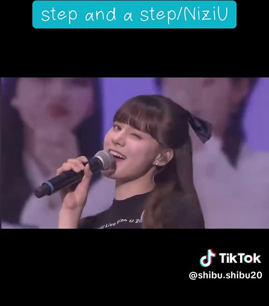 NiziUの「Step and a Step」ライブバージョン