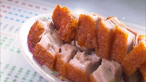 1.1M views · 10K reactions | 碩果僅存的炭燒金豬皮脆惹味，老師傅拆解箇中技巧，連切燒豬亦有大學問！...