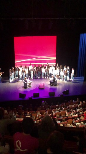 La chorale du collège Jules-Verne clôture, devant Ben Mazué et Grand Corps Malade, la superbe soirée de lancement du salon Angoulême se livre | Charente Libre