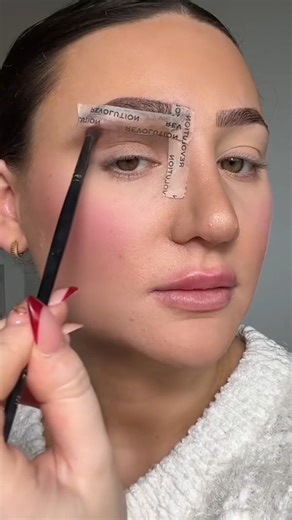 The perfect eyeshadow hack for such simple application #eyeshadowlook #eyeshadowtutorial #makeuphacks | Beauty by Serena Lakkiss