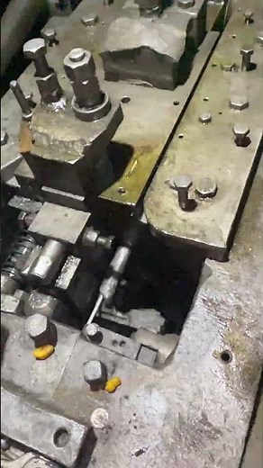 Cold forging header #forging #bolt #headingmachine #header #fasteners