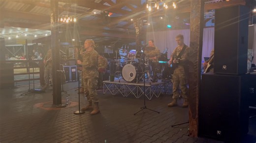 Nu te zien in Het Bastion! De South Dakota National Guard 147th Army Band heeft het podium betreden in Nieuw Amsterdam voor de volgende halte van hun Srefidensi-tournee door Suriname. Als je ze in Paramaribo en Redi Doti hebt gemist, hopen we je vanavond hier te zien, want de 147th Army Band “Full Battle Rattle” werkt samen met de Nederlandse militaire band “Garde Grenadiers en Jagers”. Morgen staan ​​ze weer op het podium tijdens het Srefidensi Galaconcert in de Anthony Nesty Sporthal om 19.00 