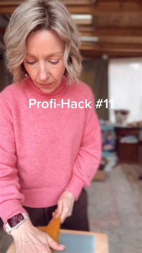 Mein Blending Board habe ich schon ein paar Jahre und ich lieb es sehr, meine eigenen Blends zu kreieren. So wird Einzigartiges noch einzigartiger. Und Vorsicht, das macht fast ein bisschen süchtig. Wenn ich mal anfange, könnte ich den ganzen Tag Wolle mischen. So kommen auch Reste und weniger geliebte Fasern mal zum Einsatz. Hast du es schon mal probiert? Nadelfilzen Filzfiguren Schneeglöckchen Filzkunst Filzkünstlerin Needle Felting Felted Figures Filzfee Filzkurse Filzen Filzen für Anfänger d