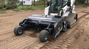 Precisely coordinated job. No issue with Bobcat sand cleaner attachment! Compact Tracked Loader for landscaping. All credits for the video to Bobcat Sverige AB Learn more: https://goo.gl/MwFqKF | Bobcat EMEA