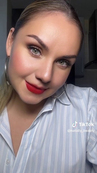 Beauty Tips for Blonde Girls with Green Eyes