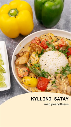 Opplysningskontoret for frukt og grønt | frukt.no on Instagram: "Rask middag med lite oppvask!🌟 Glem grillspyd, og lag heller kylling satay i en ildfast form! Oppskrift til fire porsjoner: Ingredienser: 💚 400 g kylling 💚 2 paprika 💚 1 løk 💚 200 g sukkererter 💚 4 dl basmatiris Saus 💚 1½ bokser kokosmelk 💚 4 ss peanøttsmør 💚 1½ lime 💚 4 ss soyasaus 💚 2 ss sesamolje 💚 3 ss honning 💚 2 båter hvitløk 💚 1 ss ingefær Topping 💚 frisk koriander 💚 sesamfrø 💚 lime Fremgangsmåte: 💚 Riv ell