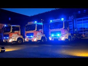 3 Neue WLF der BF Frankfurt mit Blaulicht an der Wache