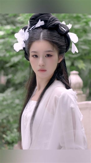 Traditional Chinese Dance by a Young Performer