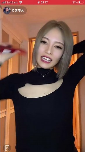 胸ちらする美女