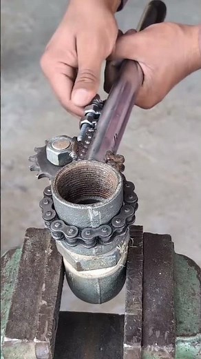 how to open a pipe thread using a wrench made from a chain #shortvideo