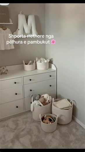 DE : 🎀 Bringe Stil in dein Zuhause! Diese runden Aufbewahrungskörbe aus Baumwolle sind perfekt für jeden Raum. Ideal für: \t•\tSchmutzige Wäsche 🧺 \t•\tSpielzeug 🧸 \t•\tDecken & Kissen 🛏️ \t•\tSnacks & Kleinigkeiten ✅ Robustes, pflegeleichtes Material ✅ Drei Größen: S, M, L – wähle nach Bedarf AL : 🎀 Organizo stilin tënd me stil! Këto shporta rrethore nga pëlhura e pambukut janë perfekte për çdo hapësirë. Ideal për: \t•\tRrobat e pista 🧺 \t•\tLodra të fëmijëve 🧸 \t•\tBatanije dhe jastëkë 