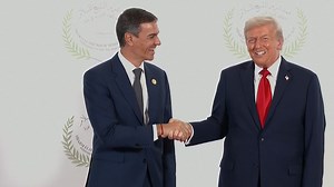 De los "toquecitos" a las "sonrisas forzadas": una asesora experta analiza el saludo entre Pedro Sánchez y Donald Trump