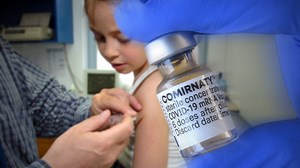 Ma kezdik oltani a 12 éveseket Pfizerral az Egyesült Államokban