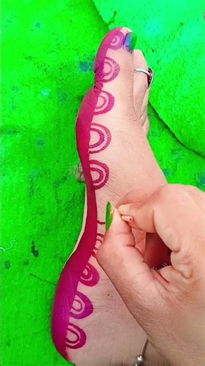 is tric ko follow Karen aur lagaen apne pair Mein beautiful alta design #alta #mehndidesign 😱