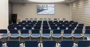 中会議室にぴったりサイズ、100インチ超マルチモニター設置事例 | ヤマトサイネージ