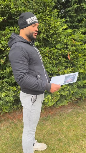 „Pred veľkým zápasom prebiehala tvrdá príprava. Ivan Buchinger meditoval tak hlboko, že ho museli zobudiť až zvukom gongu… aj to len na tretí pokus. Medzitým Roman Volák trénoval svoje špeciálne ‘karate tónovanie’ – vraj to spevní telo aj dušu, ale hlavne vyzerá dobre na videu. Ivan trénoval ťažké kombinácie, presné údery a pokoj mysle. Roman trénoval… no… Roman trénoval to, aby vyzeral, že vie, čo robí. A prekvapivo mu to ide skvele! Pred zápasom obaja medituju: Ivan si predstavuje perfektné te