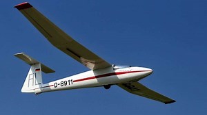 Flugzeug stürzt kurz nach Start ab: Pilot schwer verletzt