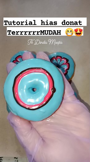 Tutorial hias donat terrrrrmudah 😁😍 #Tutorialhiasdonat #carahiasdonat #Donatcantik #reelsfyp | Dinda Muqta
