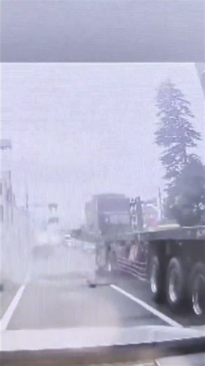 トレーラー 積荷 落下直撃・・#shorts #ドライブレコーダー #迷惑運転 #危険運転 #事故