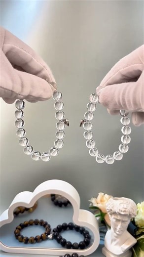 Best lockets and ladies bracelets coming in the new market