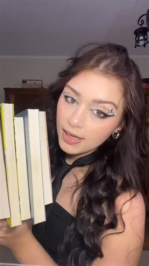 Eduarda Sian Caramello on Instagram: "Livros meio polêmicos #bookgram #livros #books #booktok #book"