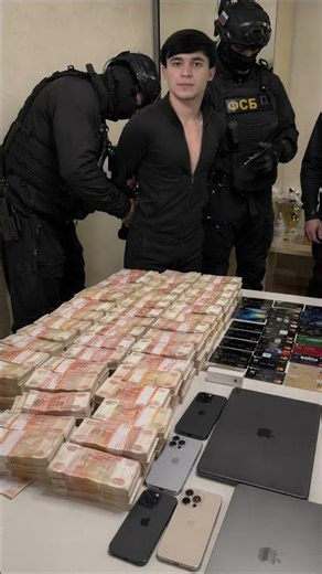 Промт 👇motion blur головы, легкая улыбка, волосы у девушки длинные прямые, цвет волос как на фото,