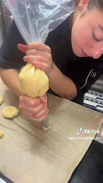 1 jour 1 recette de Noël : Jour 12 !! Aujourd’hui c’est spritz !! (Les biscuits bien entendu !) Des biscuits faciles à faire et tellement gourmands ! 🤤 190 g de beurre (à température ambiante) 70 g de sucre glace 2 g de sel 2 g de vanille en poudre (ou les grains d’une demi-gousse) 40 g de blanc d’œuf 225 g de farine #oncuisineensemble #recettedenoel #recettealsacienne #chocolat #goutmandises