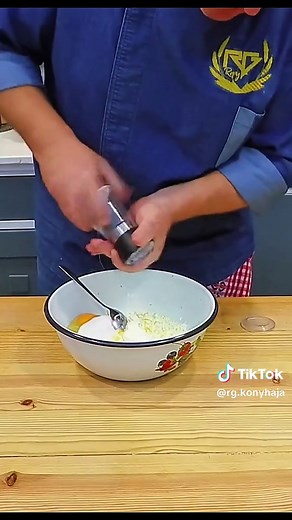 Nagyon finom habkönnyű túrófánk Részletes recept RG Konyhája youtube csatornámon megtalálható. Recept: 50 dkg túró 2 db tojás Reszelt citroméj 80 g kristály cukor 1 EK tejföl 2 cs vaníliás cukor Nagy csipet só 1 csomag sütőpor 25 dkg finomliszt Sütés bő olajban #túrófánk #fánk #fordulósfánk #rgkonyhája #fánkrecept