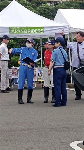 打ち合わせ中の、神奈川県警察女性白バイ隊員👮‍♀️、元AKB・平嶋夏海さん、神奈川県警察女性警察官👮‍♀️、【セーフティ★ライドフェス2026 七里ヶ浜海岸駐車場（神奈川県鎌倉市）】🚨
