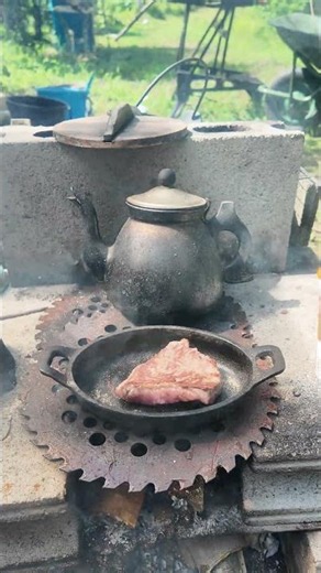 山でキャンプ飯、牛もも肉ステーキ、牛のはカットしないと固い！