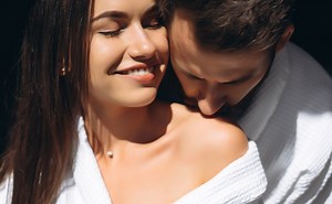 Partes del cuerpo que acaricia un hombre enamorado y qué significa