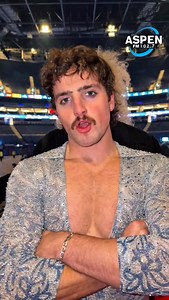 🎸 ¡Benson Boone y Brian May nos regalaron un momento épico! 🤩 El joven artista y el legendario guitarrista de Queen volvieron a encontrarse y no perdieron la oportunidad de sumarse al trend del mashup “What’s Up? x Beez In The Trap” 🎶 🔥 Una colaboración inesperada pero llena de buena vibra: ver a Brian May disfrutar junto a las nuevas generaciones es simplemente icónico. | Radio Aspen 102.7 FM