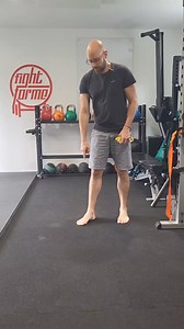 Corrige ton pied Utilise cet exercice si ta voute plantaire ne permet pas une bonne absorption et propulsion, si tu as tendance à avoir les pieds plats. Tu peux réaliser les exercices dans cet ordre : 1. 3 a 4 secondes d'isometrie en enfonçant le gros orteil dans le sol. 3 a 5 répétitions 2. Etire le gros orteils avec l'élastique puis force le gros orteil à retourner vers le sol. 3 a 5 répétitions. #neuro #posturo #reflexesarchaiques #mouvement #motricite #rehab #prehab #coach #coachsportif #for