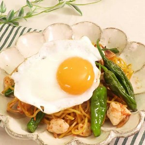 ピリ辛がクセになる♪ ささみとししとうの韓国風焼きそばのレシピ動画・作り方 | デリッシュキッチン