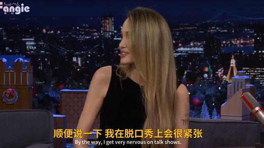 【双语字幕】朱莉时隔十年再首脱口秀，直接没穿鞋