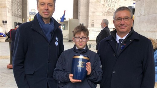 Le jeune Théotime a déposé la terre du Chemin des Dames sous l’Arc de Triomphe