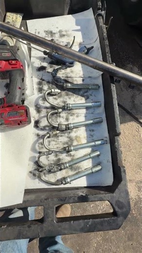 How A 2019 Freightliner Cascadia Fuel Rail And Injectors For A DD15 Engine Looks