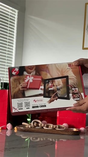 Jenny Lane on Instagram: "The cutest way to keep your memories on display ✨🖼️🤍 HD touch screen, auto-rotate, and instant photo sharing — it’s giving cozy, connected home vibes 💫 Purchase Link in bio 🔗👈 Follow & comment “LINK” for the DM 🤍 @memory_digitalframes #HomeAesthetic #DigitalFrame #MemoryKeeper #CozyDecor"