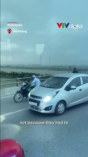 Vietnamese people supported each others during the storm