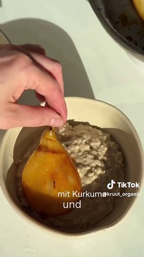Ayurveda Porridge ✨ Ein goldener Start in den Tag: Haferflocken treffen auf Banane, warme Milch und einen Löffel Ayurveda Oxymel mit Kurkuma & Ingwer – ein wärmendes Frühstück, perfekt für die kühlere Jahreszeit. 💛 Du brauchst: 🍌 1 Banane 🌾 50 g Haferflocken 🥛 200 ml Milch Deiner Wahl 🍯 ca. 1 EL Ayurveda Oxymel 🍐 gebackene Birne 🥄 Mandelmus 🌸 Thymianhonig So geht’s: Haferflocken mit Milch und Banane cremig kochen. Zum Schluss das Ayurveda Oxymel einrühren – für die Extraportion Wärme und