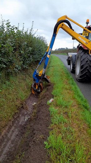 Efficient Ditch Cleaning with Case Maxxum & Bomford Falcon Frontlader Anbaugeräte