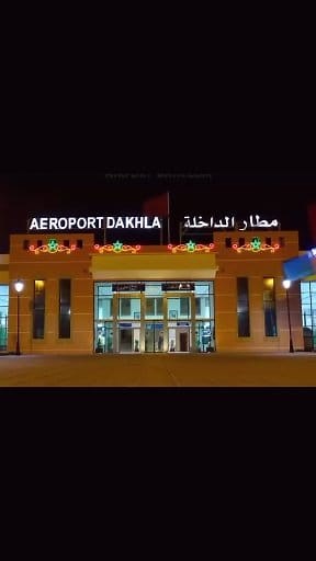 Dakhla, la perle du Sahara marocain 🇲🇦 Nichée entre l’Atlantique et les dunes dorées du Sahara, Dakhla est un véritable joyau du sud marocain..! Cette lagune paradisiaque séduit par la beauté de ses paysages où le désert rencontre la mer, offrant un spectacle unique au monde..! Célèbre pour ses plages immaculées et ses eaux turquoise, Dakhla est un havre de paix pour les amateurs de nature, de détente et d’aventure..! Entre kitesurf, excursions dans le désert, pêche ou observation des flamants